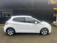 Used Peugeot 208 Allure 92 HP (67 kW) 2015 White Hatchback