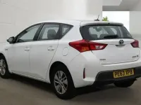 Used Toyota Auris Hybrid 136 HP (100 kW) 2013 White Hatchback