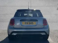 Usado Mini Cooper Classic 134 HP (98 kW) 2023 Prateado Citadino