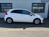Begagnad Kia Rio 2015 Vit Halvkombi