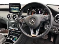 Usado Mercedes GLA180 Urban 122 HP (89 kW) 2019 Branco SUV