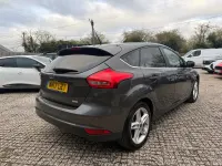 Begagnad Ford Focus Zetec 2017 Grå Halvkombi
