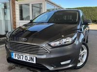 Usado Ford Focus Zetec 120 HP (88 kW) 2017 Cinzento Citadino
