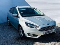 Usado Ford Focus Zetec 125 HP (91 kW) 2017 Prateado Citadino