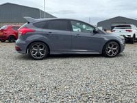 Usado Ford Focus ST 250 HP (183 kW) 2016 Cinzento Citadino
