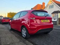 Usado Ford Fiesta 82 CV (60 kW) 2012 Rojo Utilitario