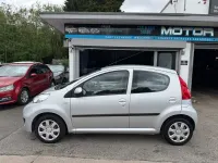 Używany Peugeot 107 68 KM (50 kW) 2009 Srebrny Hatchback