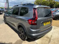 Używany Dacia Jogger Extreme 141 KM (103 kW) 2025 Szary Minivan