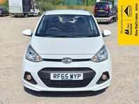 Usado Hyundai i10 SE 87 HP (63 kW) 2015 Branco Citadino
