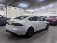 Begagnad Jaguar XE Portfolio 180 HK (132 kW) 2017 Vit Sedan