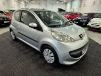 Gebraucht Peugeot 107 68 PS (50 kW) 2006 Silber Kleinwagen