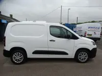 Begagnad Citroën Berlingo PureTech 2021 Grå Minibuss