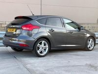 Begagnad Ford Focus Zetec 2015 Grå Halvkombi
