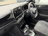 Usado VW T-Roc R-line 150 HP (110 kW) 2025 Cinzento SUV