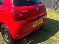 Begagnad Suzuki Swift GL 92 HK (67 kW) 2005 Röd Halvkombi