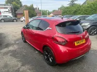 Käytetty Peugeot 208 Prestige 2015 Punainen Viistoperä