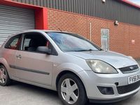 Usado Ford Fiesta Zetec 79 HP (58 kW) 2006 Prateado Citadino