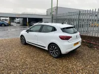 Used Renault Clio Iconic 90 HP (66 kW) 2022 White Hatchback