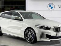 Begagnad BMW M135 Shadowline 306 HK (225 kW) 2023 Vit Halvkombi