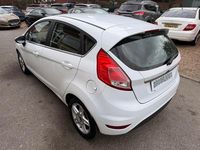 Used Ford Fiesta Zetec 82 HP (60 kW) 2013 Frozen white Hatchback