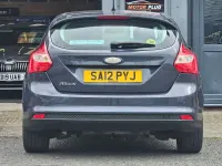 Usado Ford Focus Zetec 105 HP (77 kW) 2012 Cinzento Citadino