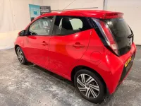 Usado Toyota Aygo X-play 68 HP (50 kW) 2015 Vermelho Citadino