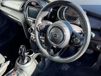 Używany Mini Cooper Hatch 136 KM (100 kW) 2018 Biały Hatchback