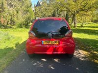 Usado Toyota Aygo 68 HP (50 kW) 2011 Vermelho Citadino