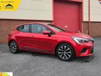 Used Renault Clio Iconic 90 HP (66 kW) 2022 Red Hatchback
