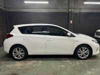 Used Toyota Auris Hybrid 136 HP (100 kW) 2015 White Hatchback