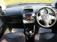 Gebraucht Toyota Aygo 68 PS (50 kW) 2013 Silber Kleinwagen