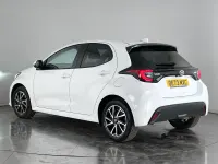 Begagnad Toyota Yaris Hybrid Design 2023 Vit Halvkombi