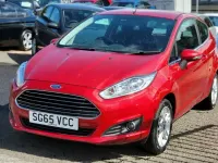 Usado Ford Fiesta Zetec 82 CV (60 kW) 2015 Rojo Utilitario