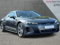 Usado Audi e-tron GT quattro Comfort 384 kW (523 HP) 2023 Cinzento Sedan
