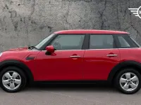Begagnad Mini Cooper Classic 134 HK (98 kW) 2022 Röd Halvkombi