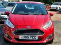 Usado Ford Fiesta Zetec 82 CV (60 kW) 2015 Rojo Utilitario