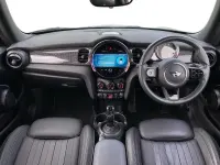 Usado Mini Cooper Exclusive 134 HP (98 kW) 2022 Cinzento Citadino