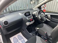 Begagnad Toyota Aygo Style 2014 Vit Halvkombi