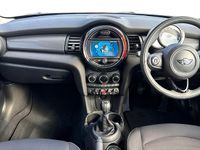 Usado Mini Cooper Hatch 134 CV (98 kW) 2018 Rojo Utilitario
