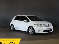 Used Toyota Auris SR 132 HP (97 kW) 2012 White Hatchback