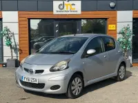 Usado Toyota Aygo 68 HP (50 kW) 2011 Prateado Citadino