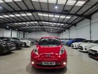 Begagnad Nissan Leaf Acenta 80 kW (109 HK) 2016 Röd Halvkombi