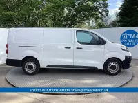 Second-hand Vauxhall Vivaro 100 CP (73 kW) 2024 Alb Monovolum