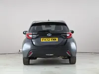 Begagnad Toyota Yaris Hybrid Design 2023 Grå Halvkombi