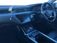 Usado Audi e-tron Advanced 300 kW (408 CV) 2020 Gris SUV