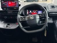 Second-hand Vauxhall Combo Design Edition 100 kW (136 CP) 2024 Albastru Monovolum