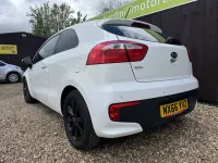 Begagnad Kia Rio 84 HK (61 kW) 2016 Vit Halvkombi