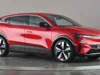 Begagnad Renault Megane E-Tech Techno 159 kW (217 HK) 2023 Röd Halvkombi