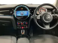 Usado Mini Cooper Classic 134 CV (98 kW) 2023 Plateado Utilitario