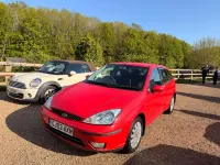 Begagnad Ford Focus Ghia 2003 Röd Halvkombi